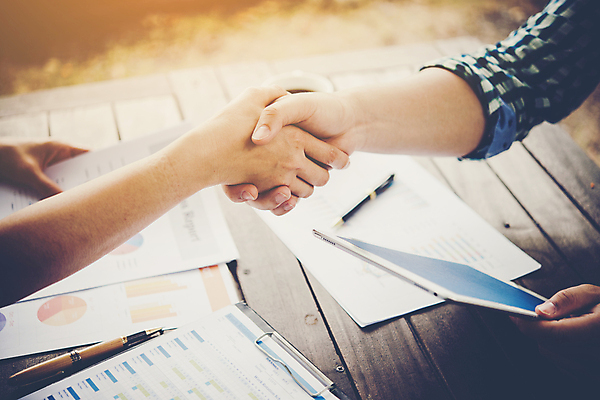 포토 JPG 해외이미지 직업 손 행복 비즈니스 성공 노동자 악수 관리 협상 사람 사람없음 사무실 비즈니스맨 그룹 고객 흔들림 면접 떨림 해외포토 남자 감정 컨셉 모션 손짓 신체부위 직장인 파일형식 이미지허브