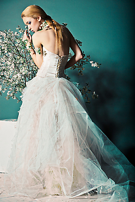 포토 JPG 해외이미지 전신 백인 모델 드레스 여자 꽃 웨딩드레스 포즈 결혼 한명 서기 성인 뒷모습 화려 우아함 성인여자한명만 해외포토 서양인 식물 1 옷 뷰포인트 컨셉 모션 사람 이벤트 여자한명만 성인여자만 파일형식 이미지허브