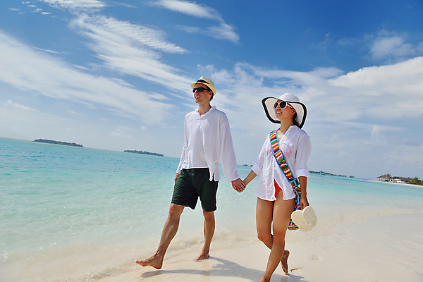 포토 JPG 해외이미지 주간 전신 라이프스타일 커플 여자 남자 데이트 휴식 사랑 성인 해변 야외 두명 옆모습 여름 걷기 손잡기 맑음 성인만 해외포토 자연요소 계절 감정 바다 뷰포인트 컨셉 관계 모션 날씨 사람 생활 파일형식 이미지허브