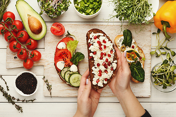 포토 JPG 해외이미지 손 식재료 서양음식 실내 들기 신체부위 하이앵글 애피타이저 나무도마 브루스케타 나무배경 해외포토 음식 뷰포인트 백그라운드 모션 도마 사람 내부 목재 파일형식 이미지허브