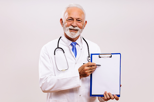 포토 JPG 해외이미지 스튜디오촬영 남자 행복 종이 유니폼 청진기 회색배경 아이디어 실내 건강 병원 한명 미소 손짓 성인 약 펜 건강관리 공백 방 의사 가리킴 기록 잡기 실험복 작업 발표 전문직 구조원 문서 보여주기 선배 서류판 조언 카피스페이스 해외포토 직업 1 옷 감정 백그라운드 컨셉 의학 의료기기 모션 표정 관리 사람 내부 필기구 사무용품 회색 의료진 가운 파일형식 이미지허브