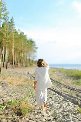 포토 JPG 해외이미지 백인 모델 라이프스타일 드레스 옷 여자 호수 모래 포즈 하늘 한명 사람 성인 야외 초록색 강 뷰티 유행 여행객 걷기 흰색 화려 우아함 숲 스타일 수평선 해외포토 서양인 1 컬러 컨셉 모션 생활 파일형식 이미지허브