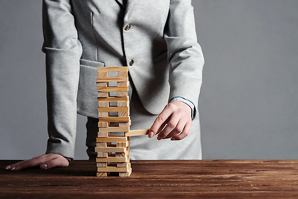 포토 JPG 해외이미지 여자 비즈니스 회색배경 실내 한명 정장 상반신 성인 앞모습 블록 잡기 비즈니스우먼 젠가 꺼내기 성인여자한명만 해외포토 1 옷 뷰포인트 백그라운드 모션 사람 내부 놀이용품 회색 직장인 여자한명만 성인여자만 파일형식 이미지허브