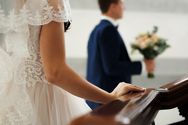 포토 JPG 해외이미지 주간 커플 여자 남자 결혼 들기 상반신 성인 야외 두명 옆모습 뒷모습 아웃포커스 신랑신부 성인만 해외포토 자연요소 신부_웨딩 뷰포인트 신랑 관계 모션 촬영기법 사람 이벤트 파일형식 이미지허브