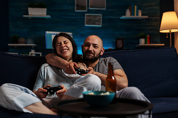 포토 JPG 해외이미지 백인 커플 여자 남자 여유 휴식 함께함 실내 웃음 들기 상반신 성인 두명 앞모습 게임 즐거움 게임콘트롤러 헤드락 성인만 집콕 해외포토 서양인 감정 뷰포인트 컨셉 관계 모션 놀이 기술 표정 사람 내부 게임기 신조어 파일형식 앳홈라이프 이미지허브