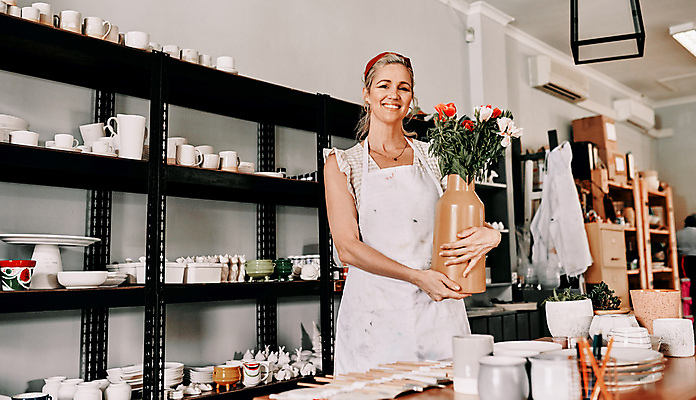 포토 JPG 해외이미지 그릇 여자 행복 꽃다발 선반 한명 들기 상반신 성인 앞모습 꽃병 앞치마 도자기 작업실 도예가 성인여자한명만 해외포토 직업 1 식기 꽃 감정 뷰포인트 가구 모션 사람 여자한명만 성인여자만 파일형식 이미지허브