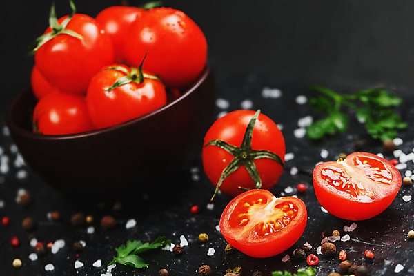 포토 JPG 해외이미지 그릇 토마토 방울토마토 검은배경 단면 실내 사람없음 아웃포커스 소금 통후추 해외포토 식기 백그라운드 채소 촬영기법 내부 검은색 후추 파일형식 이미지허브