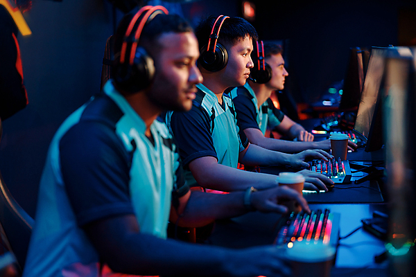 포토 JPG 해외이미지 남자 상반신 성인 취미 두명 옆모습 모니터 헤드셋 경쟁 게임 키보드 마우스 사이버 게이머 성인남자만 해외포토 뷰포인트 음향기기 컨셉 놀이 사람 컴퓨터 컴퓨터용품 헤드폰 남자만 성인만 파일형식 이미지허브