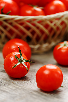 포토 JPG 해외이미지 토마토 방울토마토 실내 사람없음 아웃포커스 바구니 가득함 담기 나무배경 해외포토 백그라운드 채소 모션 촬영기법 내부 파일형식 이미지허브