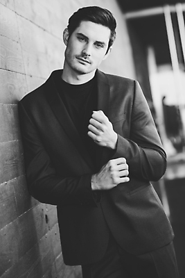 포토 JPG 해외이미지 백인 모델 1 남자 비즈니스 직장 흑백 한명 서기 사람 정장 성인 야외 세로 유행 흰색 도시 비즈니스맨 자신감 우아함 경영 심각 정중 스타일 해외포토 서양인 옷 감정 컬러 컨셉 회사 모션 촬영기법 직장인 파일형식 이미지허브