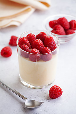 포토 JPG 해외이미지 음식 과일 유리 디저트 건강 사람없음 빨간색 컬러풀 검은색 우유 흰색 시골 신선 달콤 유기농 산딸기 무스 채식주의자 핸드메이드 비건 해외포토 웰빙 컬러 재질 유제품 맛 채식 파일형식 이미지허브