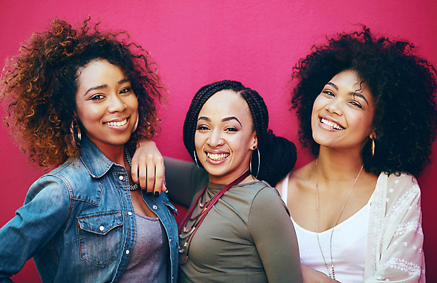 포토 JPG 해외이미지 모델 라이프스타일 응시 여자 행복 함께함 실내 20대 성인 앞모습 옆모습 세명 친구 기댐 우정 그룹 성인여자만 어깨에손 분홍색배경 해외포토 시선 감정 뷰포인트 분홍색 백그라운드 컨셉 관계 모션 사람 청년 내부 생활 여자만 성인만 파일형식 이미지허브