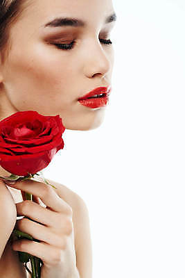 포토 JPG 해외이미지 백인 여자 포즈 한명 들기 상반신 성인 옆모습 화장 뷰티 장미 눈감음 성인여자한명만 해외포토 서양인 1 꽃 뷰포인트 모션 사람 여자한명만 성인여자만 파일형식 이미지허브