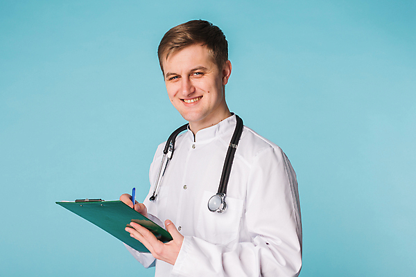 포토 JPG 해외이미지 백인 직업 학생 남자 종이 안경 백그라운드 유니폼 비즈니스 청진기 노동자 건강 병원 한명 미소 사람 성인 내부 치료 파란색 약 고통 간호사 의사 기록 바이러스 처방 외과 돌봄 소아과의사 약사 정신과의사 해외포토 서양인 1 잡화 옷 감정 컬러 의학 의료기기 모션 표정 의료진 파일형식 이미지허브