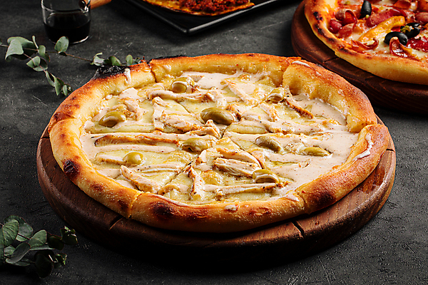 포토 JPG 해외이미지 검은배경 피자 실내 사람없음 닭고기 토핑 나무받침 해외포토 백그라운드 패스트푸드 서양음식 육류 내부 목재 검은색 받침대 파일형식 이미지허브