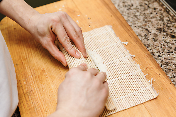 포토 JPG 해외이미지 직업 전통 음식 다이어트 탁자 밥 치즈 건강 관리 어류 요리 동양인 사람없음 목재 주방 식당 일본 요리사 식사 초밥 회 매트 덮개 신선 잡기 맛 김 두루마리 먹기 해산물 준비 날것 롤 연어 주인 전문 해외포토 나무 아시아 가구 컨셉 재료 모션 유제품 인종 상점 수중동물 뚜껑 해조류 일본음식 파일형식 이미지허브