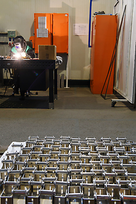 포토 JPG 해외이미지 전신 산업 공장 실내 한명 성인 앞모습 기계 장비 작업 작업실 엔지니어 디자이너 시설 낭비 개발 용접 용접마스크 운영자 자동화 성인한명만 해외포토 직업 1 뷰포인트 컨셉 공업 마스크 사람 내부 기술자 성인만 파일형식 이미지허브