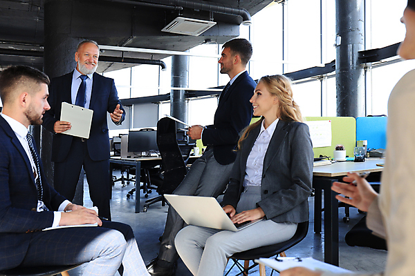 포토 JPG 해외이미지 전신 서양인 여자 남자 회사 회의 서기 들기 앉기 정장 손짓 여러명 상반신 성인 앞모습 옆모습 노트북 기댐 업무 비즈니스맨 비즈니스우먼 문서 서류판 성인만 해외포토 외국인 옷 뷰포인트 다수 비즈니스 모션 사람 전자제품 사무용품 작업 직장인 파일형식 이미지허브