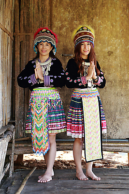 포토 JPG 해외이미지 전통 손 드레스 옷 여자 행복 아시아 문화 얼굴 벽 2 태국 주택 미소 사람 동양인 사람없음 목재 마을 보석 승려 언덕 북쪽 부족 존경 해외포토 나무 감정 나라 컨셉 재료 표정 인종 건물 신체부위 광석 성직자 방향 파일형식 이미지허브