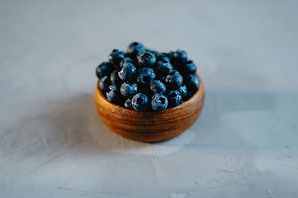 포토 JPG 해외이미지 회색배경 실내 그림자 사람없음 신선 달콤 담기 블루베리 나무그릇 해외포토 그릇 백그라운드 과일 모션 내부 목재 회색 맛 파일형식 이미지허브