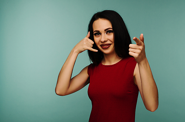 포토 JPG 해외이미지 모델 학생 손 응시 옷 여자 얼굴 백그라운드 셔츠 말하기 대화 한명 사람 성인 빨간색 스마트폰 유행 흰색 가리킴 자신감 전화기 부름 속담 고립 그런지 심각 스타일 힙스터 해외포토 문자 1 시선 패션 감정 컬러 컨셉 상의 모션 손짓 신체부위 핸드폰 스마트기기 파일형식 이미지허브