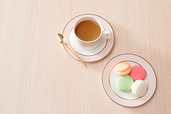 포토 JPG 해외이미지 커피 디저트 실내 사람없음 하이앵글 달콤 찻잔 티스푼 마카롱 카피스페이스 나무배경 해외포토 음료 음식 뷰포인트 백그라운드 잔 내부 숟가락 공백 맛 파일형식 이미지허브