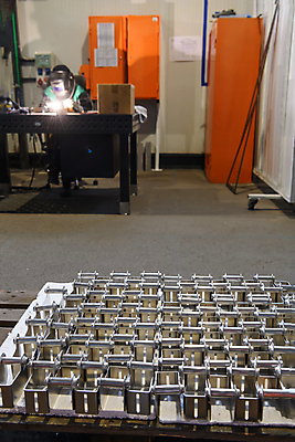 포토 JPG 해외이미지 전신 산업 공장 실내 한명 앉기 성인 앞모습 기계 장비 작업 작업실 기술자 부속품 제조 용접 용접마스크 성인한명만 해외포토 직업 1 뷰포인트 공업 모션 마스크 사람 내부 오브젝트 성인만 파일형식 이미지허브