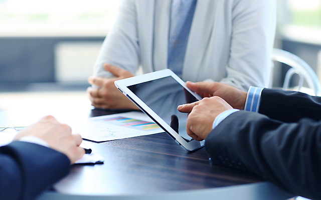 포토 JPG 해외이미지 손 여자 비즈니스 회의 실내 한명 들기 상반신 성인 옆모습 아웃포커스 신체부위 태블릿 가리킴 성인여자한명만 해외포토 1 뷰포인트 모션 촬영기법 사람 손짓 내부 전자제품 스마트기기 여자한명만 성인여자만 파일형식 이미지허브