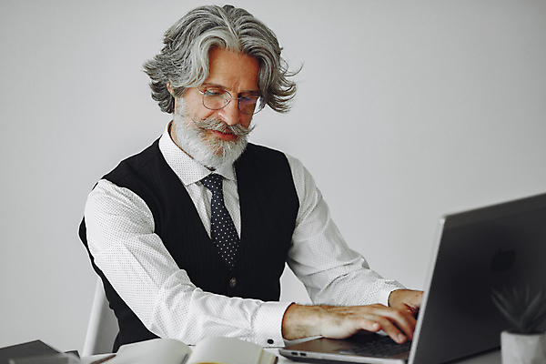 포토 JPG 해외이미지 백인 모델 1 남자 안경 얼굴 백그라운드 셔츠 비즈니스 탁자 넥타이 노동자 수염 한명 사람 정장 성인 노트북 컴퓨터 사무실 유행 검은색 회색 흰색 조끼 비즈니스맨 클래식 우아함 손목시계 콧수염 경영자 고립 옛날 지능 스타일 해외포토 서양인 직업 잡화 옷 시계 컬러 가구 컨셉 상의 장신구 신체부위 전자제품 외투 직장인 리더 파일형식 이미지허브