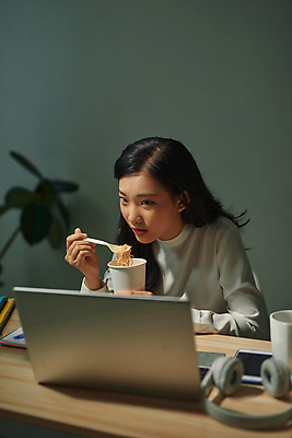 포토 JPG 해외이미지 응시 여자 실내 한명 들기 동양인 상반신 성인 옆모습 노트북 식사 업무 비즈니스우먼 먹기 야근 컵라면 성인여자한명만 해외포토 1 시선 뷰포인트 비즈니스 모션 사람 인종 내부 전자제품 라면 작업 직장인 여자한명만 성인여자만 파일형식 이미지허브