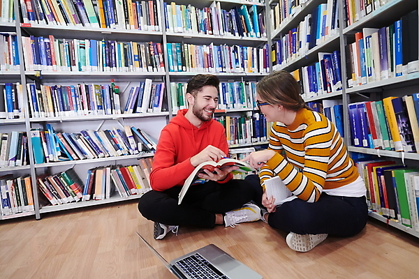 포토 JPG 해외이미지 전신 여자 남자 학교 청소년 책장 두명 책 노트북 가리킴 도서관 가부좌 십대만 해외포토 교육 가구 사람 앉기 손짓 전자제품 파일형식 이미지허브