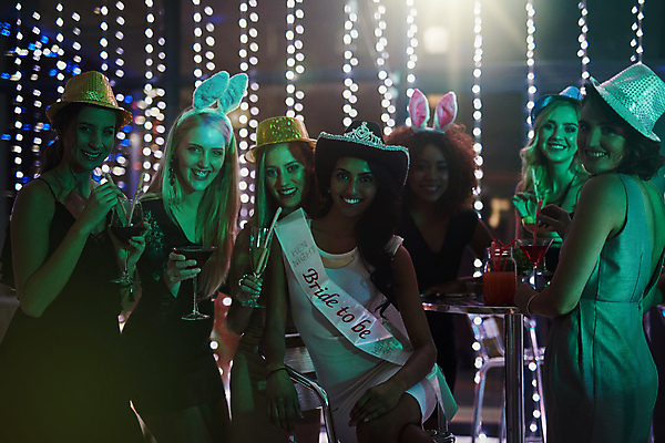 포토 JPG 해외이미지 라이프스타일 응시 여자 행복 함께함 실내 여러명 20대 성인 친구 빛 파티 어둠 우정 그룹 야간 클럽 토끼머리띠 성인여자만 브라이덜샤워 해외포토 자연요소 시선 감정 다수 컨셉 관계 사람 이벤트 청년 내부 생활 머리띠 여자만 성인만 파일형식 이미지허브