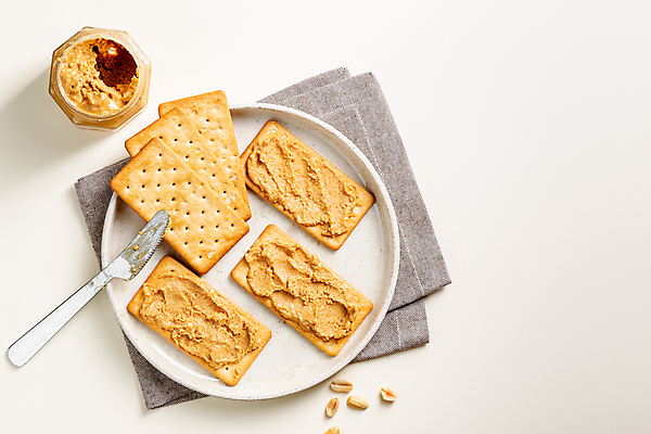 포토 JPG 해외이미지 실내 사람없음 하이앵글 크래커 흰배경 땅콩버터 잼나이프 해외포토 뷰포인트 백그라운드 내부 쿠키 흰색 나이프 파일형식 스프레드_음식 이미지허브