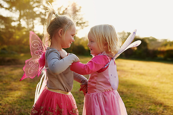 포토 JPG 해외이미지 주간 여자 어린이 함께함 상반신 야외 두명 옆모습 아웃포커스 친구 마주보기 우정 즐거움 꼬마요정 소녀만 해외포토 자연요소 감정 뷰포인트 컨셉 관계 모션 요정 촬영기법 사람 여자만 어린이만 파일형식 이미지허브