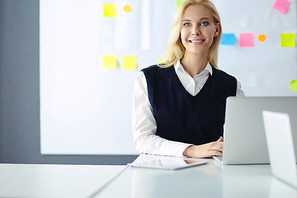 포토 JPG 해외이미지 직업 응시 행복 얼굴 비즈니스 통신 유리 탁자 한명 서기 미소 사람 앉기 금융 노트북 컴퓨터 사무실 머리 판매 카메라 자료 흰색 업무 작업 자신감 발표 센터 중앙 상담원 건축가 작음 책상 어깨 변호사 경영 관리자 마케팅 효율 해외포토 1 시선 감정 컬러 가구 컨셉 모션 재질 표정 신체부위 경제 전자제품 사무원 크기 파일형식 이미지허브