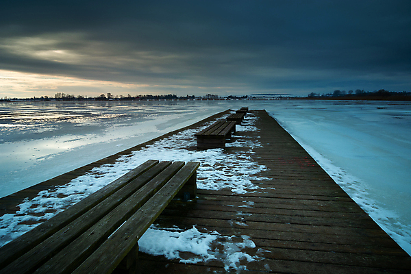 포토 JPG 해외이미지 계절 호수 여행 겨울 벤치 자연 하늘 날씨 휴식 사람없음 야외 목재 가로 물 파란색 항구 냉동 얼음 고요 황혼 추위 흰색 연못 저녁 방파제 단상 폴란드 수평선 해외포토 자연요소 나무 공공시설 유럽 컬러 컨셉 의자 재료 교통시설 일몰 야간 생태계 파일형식 이미지허브