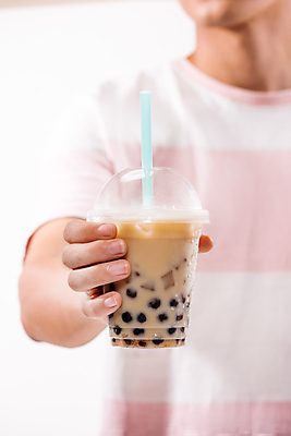 포토 JPG 해외이미지 남자 빨대 한명 상반신 성인 한개 주기 플라스틱컵 성인남자한명만 버블티 해외포토 1 음료 모션 사람 컵 플라스틱 남자한명만 성인남자만 파일형식 이미지허브