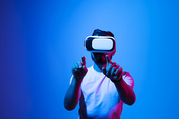 포토 JPG 해외이미지 남자 한명 상반신 성인 앞모습 손들기 가리킴 스마트 하이테크 착용 웨어러블 가상현실 성인남자한명만 오큘러스 VR기기 해외포토 1 뷰포인트 컨셉 모션 기술 사람 손짓 기계 남자한명만 성인남자만 파일형식 이미지허브