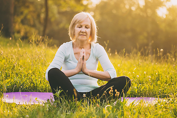 포토 JPG 해외이미지 백인 라이프스타일 공원 여자 노년 행복 스포츠 신체 요가 모션 자연 휴식 건강 한명 앉기 성인 야외 운동 손들기 맑음 스트레칭 봄 활발 기쁨 매트 숲 은퇴 집중 연습 명상 해외포토 서양인 1 웰빙 계절 공공시설 감정 컨셉 날씨 사람 생활 생태계 파일형식 이미지허브