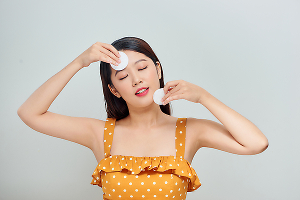 포토 JPG 해외이미지 여자 실내 한명 들기 동양인 상반신 성인 앞모습 화장 뷰티 눈감음 화장품 붙이기 화장솜 성인여자한명만 해외포토 1 뷰포인트 모션 사람 인종 내부 화장용품 여자한명만 성인여자만 파일형식 이미지허브