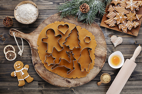 포토 JPG 해외이미지 크리스마스 크리스마스용품 실내 사람없음 하이앵글 쿠키 제과 반죽 밀가루 쿠키틀 나무도마 날계란 반죽밀대 진저맨 진저쿠키 나무배경 해외포토 기념일 뷰포인트 백그라운드 디저트 도마 내부 목재 제과제빵 계란 가루 용품 밀대 제빵도구 파일형식 이미지허브