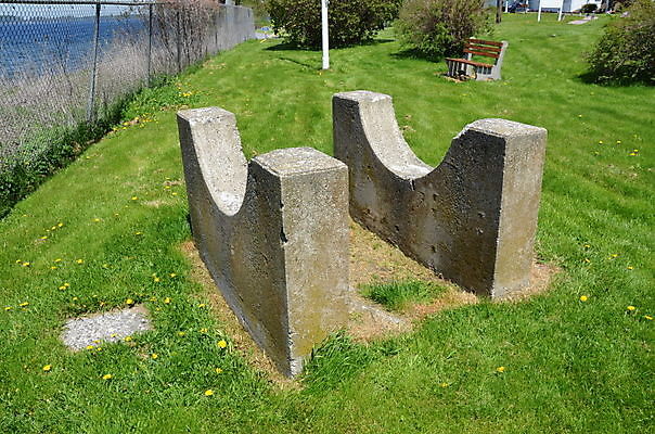 포토 JPG 해외이미지 바다 곡선 잔디 사람없음 야외 초록색 물 시멘트 해외포토 자연요소 식물 선 컬러 파일형식 이미지허브