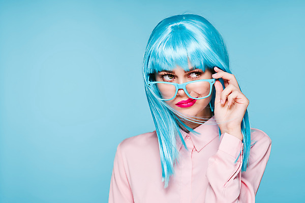 포토 JPG 해외이미지 응시 여자 하늘색 한명 상반신 성인 앞모습 잡기 가발 성인여자한명만 안경낌 힙스터 해외포토 1 시선 패션 안경 뷰포인트 모션 사람 파란색 여자한명만 성인여자만 파일형식 이미지허브