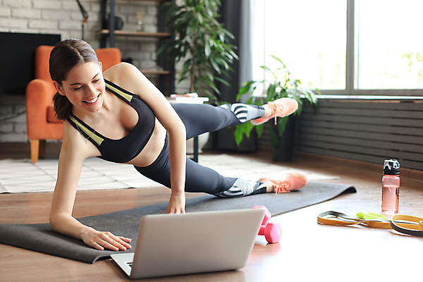포토 JPG 해외이미지 전신 응시 여자 요가 실내 한명 성인 옆모습 노트북 운동복 운동 손짚기 성인여자한명만 홈트레이닝 해외포토 1 웰빙 시선 옷 뷰포인트 건강 사람 손짓 내부 전자제품 여자한명만 성인여자만 파일형식 이미지허브