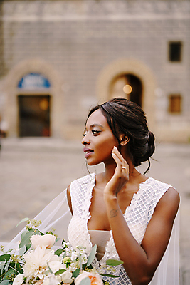 포토 JPG 해외이미지 여자 신부 꽃다발 웨딩드레스 흑인 결혼식 한명 들기 상반신 성인 야외 앞모습 성인여자한명만 웨딩촬영 해외포토 서양인 1 드레스 꽃 뷰포인트 결혼 모션 사람 기념사진 여자한명만 성인여자만 파일형식 이미지허브