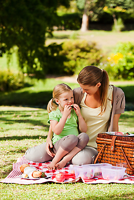 포토 JPG 해외이미지 주간 전신 백인 라이프스타일 커플 공원 여자 딸 행복 어린이 안기 엄마 휴식 함께함 들기 성인 야외 두명 앞모습 부모 소풍 여자만 해외포토 자연요소 서양인 공공시설 감정 뷰포인트 컨셉 가족 관계 모션 사람 생활 야외활동 파일형식 이미지허브