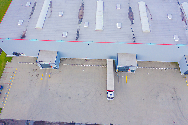 포토 JPG 해외이미지 유럽 산업 도로 비즈니스 공장 교통시설 자동차 독일 안테나 사람없음 화물 상품 컨테이너 창고 시설 상업 수납 짐차 무거움 트레일러 물류 폴란드 드론 분배 수입 조감도 해외포토 나라 길 육상교통 교통 통신 공업 운송업 무게 파일형식 이미지허브