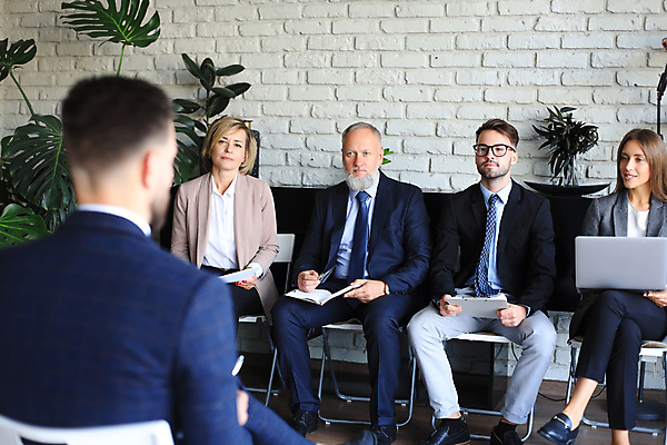 포토 JPG 해외이미지 전신 서양인 여자 남자 회사 들기 앉기 정장 여러명 상반신 성인 앞모습 뒷모습 노트북 펜 공책 비즈니스맨 비즈니스우먼 면접 구인구직 서류판 성인만 해외포토 외국인 옷 뷰포인트 다수 비즈니스 모션 문구용품 사람 전자제품 필기구 사무용품 구직 직장인 구인 파일형식 이미지허브