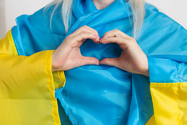 포토 JPG 해외이미지 서양인 여자 어린이 하늘색 사랑 한명 앞모습 노란색 평화 자유 하트 손하트 우크라이나 우크라이나국기 소녀한명만 해외포토 모양 외국인 1 감정 유럽 뷰포인트 컬러 컨셉 사람 손짓 파란색 국기 여자한명만 소녀만 파일형식 이미지허브