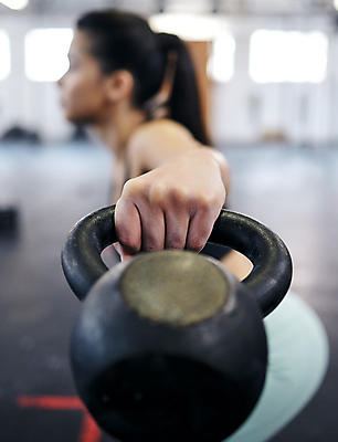 포토 JPG 해외이미지 여자 모션 실내 건강 한명 들기 상반신 성인 일상 옆모습 아웃포커스 운동 잡기 연습 체육관 케틀벨 성인여자한명만 카피스페이스 해외포토 1 뷰포인트 촬영기법 사람 내부 라이프 공백 여자한명만 성인여자만 파일형식 이미지허브